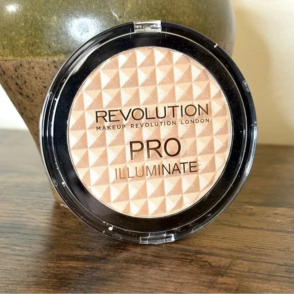 Revolution Pro Illuminate Highlighter Radiant Glow NWT - Picture 3 of 4